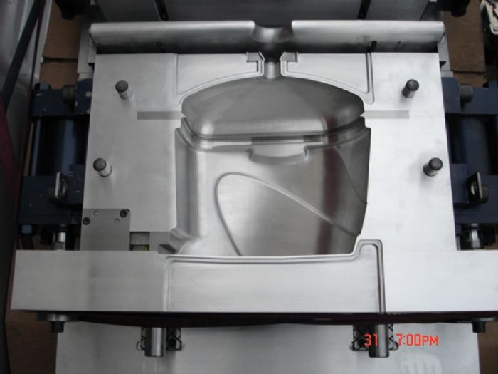 DISEÑO Y FABRICACION DE MOLDES DE SOPLADO DE PLASTICO - 