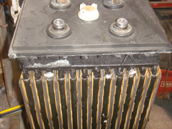 Batería industrial seminueva para montacargas marca DEKA - DEKA