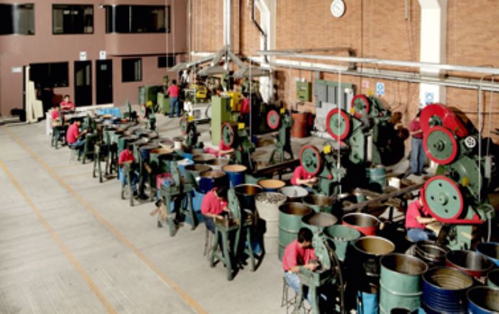 LLAVEROS, DESTAPADORES, CENICEROS Y HERRAJES - 