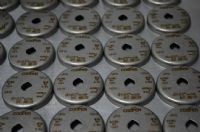 NÚMEROS DE SERIE EN PIEZAS METÁLICAS