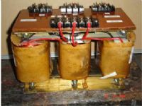 TRANSFORMADOR DE VOLTAJE DE SALIDA DE 240 VOLTS